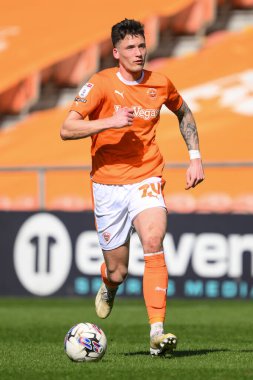 Blackpool 'dan Oliver Casey, 6 Nisan 202' de Bloomfield Road, Blackpool 'da oynanan Blackpool-Cambridge United maçında topa vuruyor.