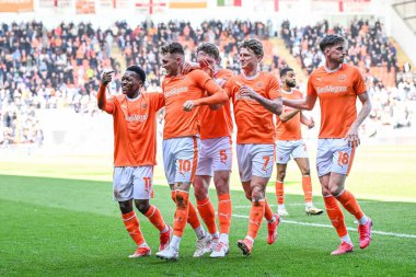 Blackpool 'dan Sonny Carey, 6 Nisan 202' de Bloomfield Road, Blackpool 'da oynanan Blackpool-Cambridge United maçında 1-0 berabere kalma golünü kutluyor.