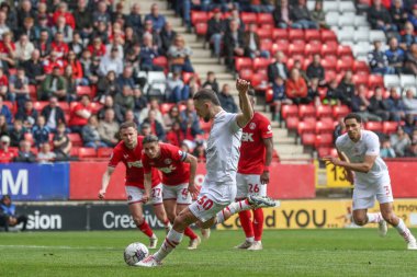 Barnsley 'li Adam Phillips, 6 Nisan 202' de The Valley, Londra, İngiltere 'de oynanan Sky Bet 1 maçında Charlton Athletic Barnsley' e karşı 1-1 'lik skorla penaltı attı.
