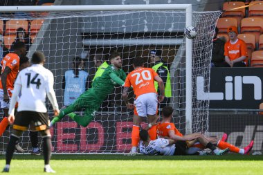 Blackpool 'dan Daniel Grimshaw, 6 Nisan 202' de Bloomfield Road, Blackpool 'da oynanan Sky Bet 1 karşılaşmasında Cambridge United' dan James Gibbons 'dan kurtarıyor.