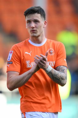 Blackpool 'dan Oliver Casey, 6 Nisan 202' de Bloomfield Road, Blackpool 'da oynanan Blackpool-Cambridge United maçının sonunda taraftarları alkışlıyor.