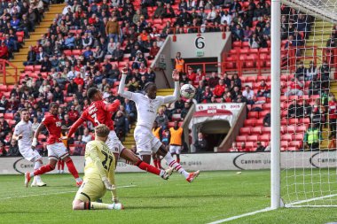 Barnsley 'den Devante Cole, Charlton Athletic' ten Harvey Isted ve Charlton Athletic 'ten Terell Thomas' ın 6 Nisan 'da The Valley, Londra, İngiltere' de oynanan Sky Bet 1 karşılaşmasında atletizm takımının Barnsley 'e karşı oynadığı golle