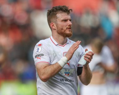 Barnsley 'den Nicky Cadden, 6 Nisan 202' de The Valley, Londra 'da oynanan Sky Bet Lig 1 karşılaşmasında gezgin taraftarları alkışlıyor.
