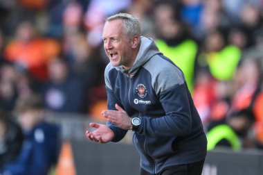 Blackpool teknik direktörü Neil Critchley, 6 Nisan 202 'de Bloomfield Road, Blackpool' da oynanan Blackpool-Cambridge maçında takımının talimatlarını destekliyor.