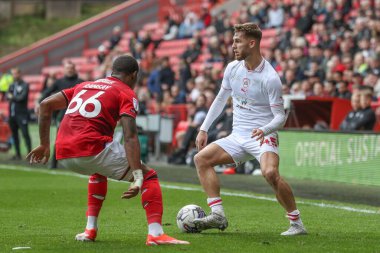 Barnsley 'den John Mcatee, Charlton Athletic takımından Kayne Ramsay' in 6 Nisan 202 'de The Valley, Londra' da Charlton Athletic 'e karşı oynadığı 1.