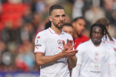 Barnsley 'den Adam Phillips, 6 Nisan 202' de The Valley, Londra 'da oynanan Sky Bet Lig 1 karşılaşmasında gezgin taraftarları alkışlıyor.