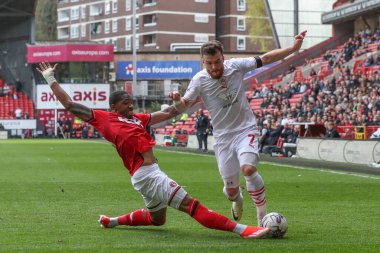 Charlton Athletic takımından Kayne Ramsay, 6 Nisan 202 'de The Valley, Londra, İngiltere' de oynanan Sky Bet 1 karşılaşmasında Barnsley takımından Nicky Cadden 'ı yendi.