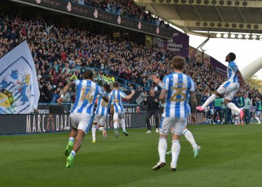 Huddersfield Town teknik direktörü Andr Breitenreiter, 6 Nisan 2024 'te John Smith Stadyumu' nda Huddersfield Town ve Millwall arasındaki Sky Bet Şampiyonası maçında oyuncularıyla bir golü kutluyor. 