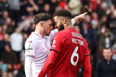 Barnsley 'den Corey O' Keeffe ve Charlton Athletic 'ten Michael Hector, 6 Nisan 202' de The Valley, Londra 'da oynanan Sky Bet 1 karşılaşmasında son düdük çaldıktan sonra bir araya geldiler.