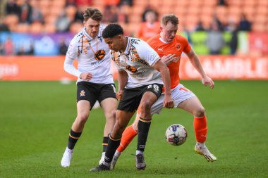 Blackpool 'dan Shayne Lavery, 6 Nisan 202' de Bloomfield Road, Blackpool 'da oynanan Sky Bet 1 karşılaşmasında Cambridge United' dan Mamadou Jobe 'u geçti.