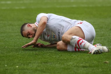 Barnsley 'li Adam Phillips, 6 Nisan 202' de The Valley, Londra 'da oynanan Sky Bet 1 karşılaşmasında sakatlandı.