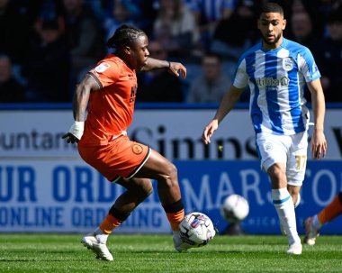 Millwall 'dan Michael Obafemi, 6 Nisan 2024' te John Smith Stadyumu 'nda Huddersfield Town ile Millwall arasındaki Gökyüzü İddia Şampiyonası maçında topla birlikte.