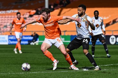 Blackpool 'dan Matthew Pennington, 6 Nisan 202' de Bloomfield Road, Blackpool 'da oynanan Blackpool-Cambridge United maçında Cambridge United' ın Jordan Cousins of Cambridge United maçını durdurdu.