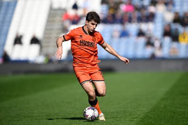 Millwall 'dan Ryan Longman, 6 Nisan 2024' te John Smith Stadyumu 'nda Huddersfield Town ve Millwall arasındaki Sky Bet Şampiyonası maçında topla birlikte.