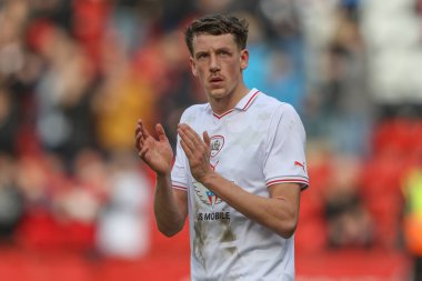 Barnsley 'li Mal de Gevigney, 6 Nisan 2024' te The Valley, Londra, Birleşik Krallık 'ta oynanan Sky Bet League 1 karşılaşmasında gezgin taraftarları alkışlıyor.
