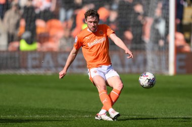 Blackpool takımından Matthew Pennington, 6 Nisan 202 'de Bloomfield Road, Blackpool' da oynanan Blackpool-Cambridge maçında pas verdi.