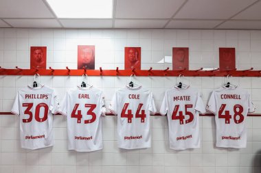 Barnsleys deplasman takımı 6 Nisan 2024 'te Londra, Valley' de oynanan Sky Bet 1 karşılaşmasında soyunma odasında Charlton Athletic Barnsley 'e karşı.