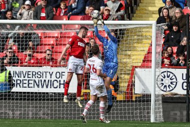 Barnsley 'den Liam Roberts, 6 Nisan 202' de The Valley, Londra 'da oynanan Sky Bet 1 karşılaşmasında yüksek topu kazanmak için atlıyor.