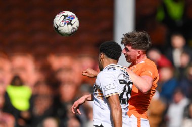 Blackpool 'dan Jake Beesley ve Cambridge United takımından Mamadou Jobe, 6 Nisan 202' de Bloomfield Road, Blackpool 'da oynanan Blackpool-Cambridge United maçında top için mücadele etti.