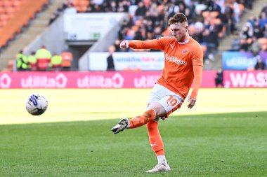 Blackpool 'dan Sonny Carey, 6 Nisan 202' de Bloomfield Road, Blackpool 'da oynanan Blackpool-Cambridge maçında topu geçiyor.