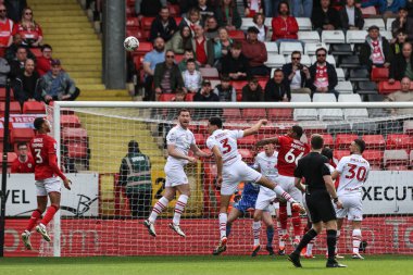 Barnsley 'den Jamie McCart, 6 Nisan 202' de The Valley, Londra, İngiltere 'de oynanan Sky Bet 1 karşılaşmasında Charlton Athletic Barnsley' e karşı oynadığı maçta savunma alanından topu alıyor.