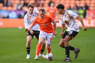 Blackpool 'dan Shayne Lavery, 6 Nisan 202' de Bloomfield Road, Blackpool 'da oynanan Blackpool-Cambridge maçında topla bir çıkış yaptı.