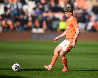 Blackpool takımından George Byers, 6 Nisan 202 'de Bloomfield Road, Blackpool' da oynanan Blackpool-Cambridge maçında pas verdi.