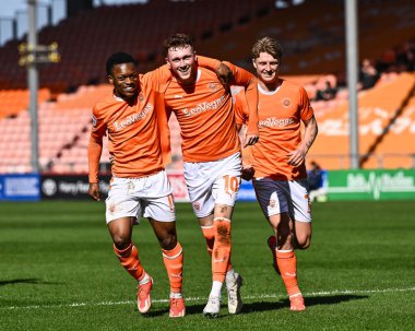 Blackpool 'dan Sonny Carey, 6 Nisan 202' de Bloomfield Road, Blackpool 'da oynanan Blackpool-Cambridge United maçında 1-0 berabere kalma golünü kutluyor.