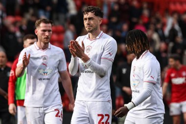 Barnsley 'den Corey O' Keeffe, 6 Nisan 202 'de The Valley, Londra, İngiltere' de oynanan Sky Bet 1 karşılaşmasında gezgin taraftarları alkışlıyor.