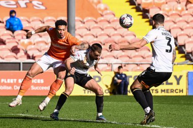 Blackpool 'dan Jordan Lawrence-Gabriel ve Cambridge United takımından James Gibbons, 6 Nisan 202' de Bloomfield Road, Blackpool 'da oynanan Blackpool-Cambridge United maçında top için mücadele etti.