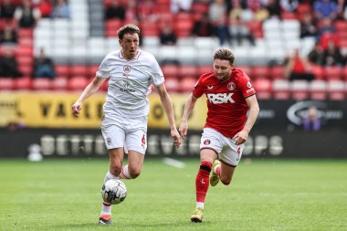 Barnsley 'li Mal de Gevigney, 6 Nisan 2024' te İngiltere 'de The Valley, Londra' da oynanan Sky Bet 1 karşılaşmasında Charlton Athletic ve Barnsley arasında oynanan maçta Charlton Athletic 'ten Alfie May' in attığı topla ara verdi.