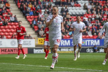 Barnsley 'li Adam Phillips, 6 Nisan 202' de The Valley, Londra, İngiltere 'de oynanan ve Charlton Athletic' in Barnsley 'e karşı oynadığı 1-1' lik maçtaki golünü kutluyor.