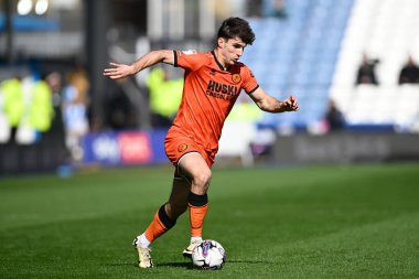 Millwall 'dan Ryan Longman, 6 Nisan 2024' te John Smith Stadyumu 'nda Huddersfield Town ve Millwall arasındaki Sky Bet Şampiyonası maçında topla birlikte.