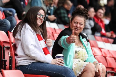Barnsley taraftarları Sky Bet Ligi 1 maçı sırasında 6 Nisan 202 'de The Valley, Londra' da Charlton Athletic Barnsley 'e karşı.