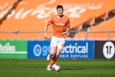 Blackpool 'dan Oliver Casey, 6 Nisan 202' de Bloomfield Road, Blackpool 'da oynanan Blackpool-Cambridge United maçında topa vuruyor.