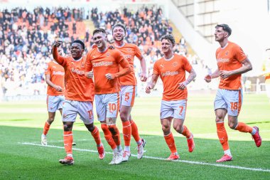 Blackpool 'dan Sonny Carey, 6 Nisan 202' de Bloomfield Road, Blackpool 'da oynanan Blackpool-Cambridge United maçında 1-0 berabere kalma golünü kutluyor.