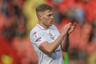 Barnsley 'den Sam Cosgrove, 6 Nisan 202' de The Valley, Londra, İngiltere 'de oynanan Sky Bet 1 karşılaşmasında gezgin taraftarları alkışlıyor.