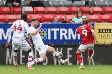Barnsley 'den Jamie McCart, 6 Nisan 202' de The Valley, Londra, İngiltere 'de oynanan Sky Bet 1 karşılaşmasında Charlton Athletic' in Barnsley 'e karşı oynadığı maçta Charlton Athletic' in Alfie May 'den aldığı şutu engelledi.
