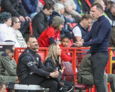 Martin Devaney Barnsley 'in ilk takım koçu, 6 Nisan 202' de The Valley, Londra, İngiltere 'de oynanan Sky Bet 1 karşılaşmasında, Barnsley' in Neill Collins teknik direktörü Charlton Athletic ve Barnsley arasında konuştu.