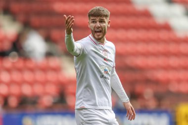 Barnsley 'den John Mcatee takımına 6 Nisan 202' de Londra, Valley 'de oynanan Sky Bet 1 karşılaşmasında Charlton Athletic ve Barnsley maçında talimat verdi.