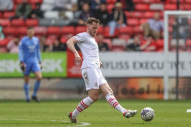 Barnsley 'den Jamie McCart, 6 Nisan 202' de The Valley, Londra, İngiltere 'de oynanan Charlton Athletic-Barnsley maçında pas verdi.