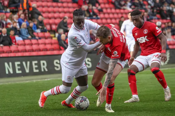 Barnsley 'den Fbio Jal ve Charlton Athletic' ten Macaulay Gillesphey 6 Nisan 2024 'te The Valley, Londra' da oynanan Sky Bet 1 karşılaşmasında top için mücadele ettiler.