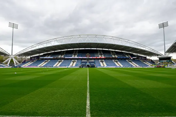 John Smith Stadyumu 'nun genel görünümü, Huddersfield Town' un 6 Nisan 2024 'te John Smith Stadyumu' nda Huddersfield Town 'a karşı Millwall maçından önceki evidir.