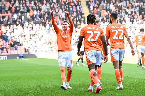 Blackpool 'dan Sonny Carey, 6 Nisan 202' de Bloomfield Road, Blackpool 'da oynanan Blackpool-Cambridge United maçında 1-0 berabere kalma golünü kutluyor.