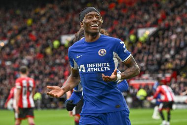 Chelsea 'den Noni Madueke, Premier Lig maçında Sheffield United' ın Chelsea 'ye karşı 7 Nisan 202' de Bramall Lane, Sheffield, İngiltere 'de oynadığı maçı 1-2 kazanma golünü kutluyor.