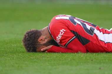 Sheffield United takımından Jayden Bogle, Sheffield Lane, Sheffield, İngiltere 'de 7 Nisan 202' de oynanan Premier Lig maçında baş üstü yere yığıldı.