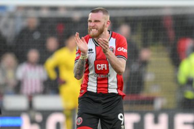 Sheffield United takımından Oliver McBurnie, Premier League maçında Sheffield United Chelsea 'ye karşı 7 Nisan 202' de Bramall Lane, Sheffield, İngiltere 'de 2-2' lik galibiyet golünü kutluyor.