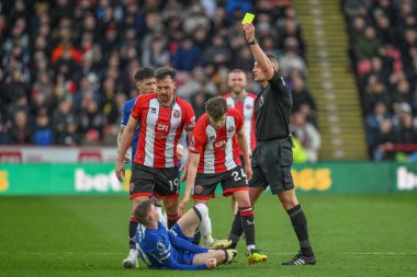 Sheffield United 'dan Jack Robinson, Sheffield Lane, İngiltere' de 7 Nisan 202 'de oynanan Premier League maçında hakem Robert Jones tarafından sarı kart gösterildi.