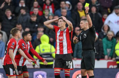 Hakem Robert Jones, Sheffield United 'dan Anel Ahmedhodi' ye Premier League maçı sırasında Bramall Lane, Sheffield, İngiltere 'de 7 Nisan 2024' te Chelsea 'ye karşı sarı kart verdi.