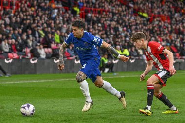 Chelsea 'den Enzo Fernnndez Premier Lig maçında Sheffield United Chelsea' ye karşı 7 Nisan 2024 'te Bramall Lane, Sheffield, İngiltere' de top atıyor.